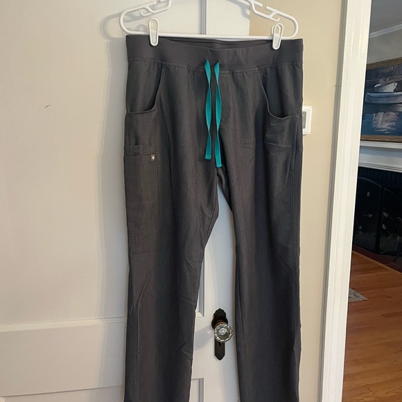 FIGS Kade Cargo Scrub Pants - Picture 5 of 6